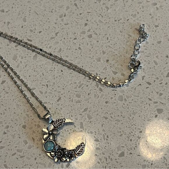 Vintage Style Carved Moon Floral Pendant Necklace - Picture 3 of 9